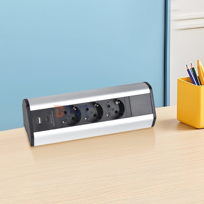 Дизайн с клейкой клипсой, 3 розетки переменного тока стандарта ЕС, USB A+C, быстрая зарядка, настольный зажимной удлинитель